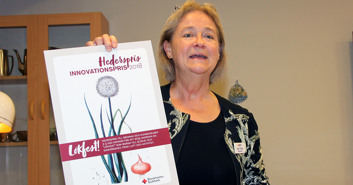 Sjukhusdirektör Karin Thalén delar ut Hederspriset.
