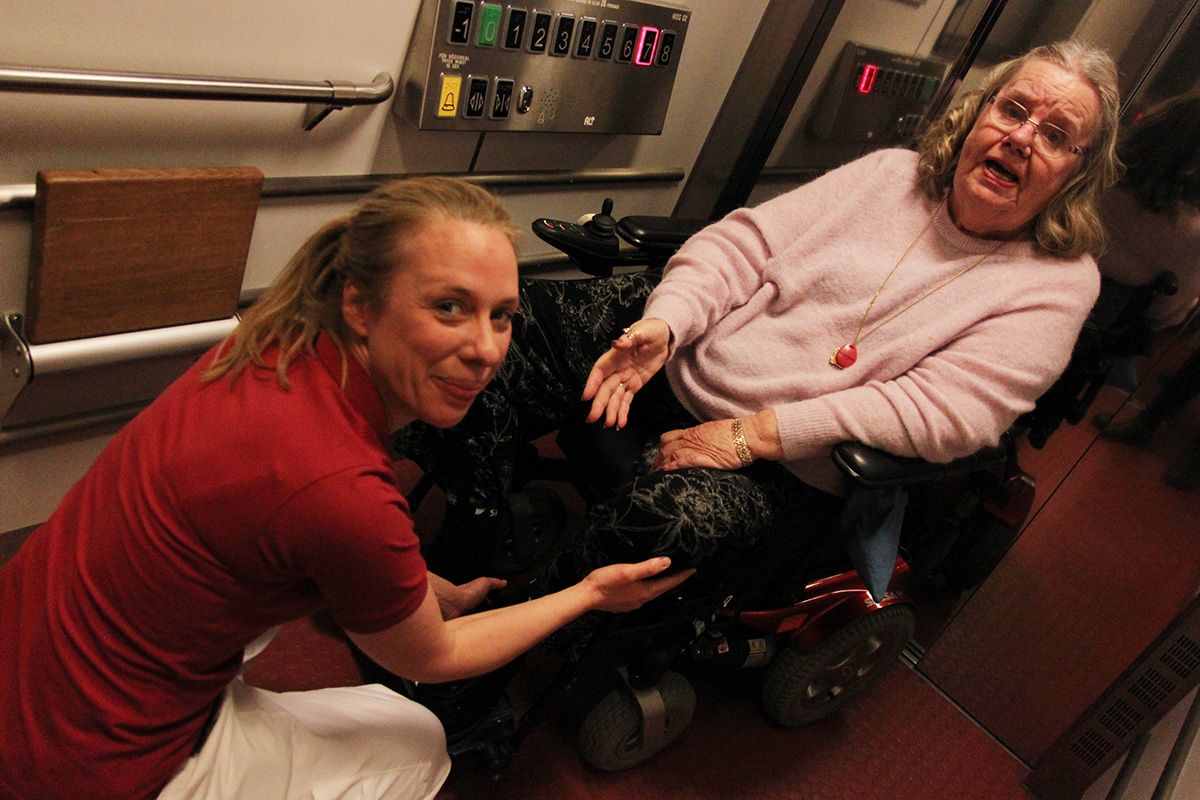 Träffar arbetsterapeut Katarina som ger mig lite knätips när vi ses i hissen.
